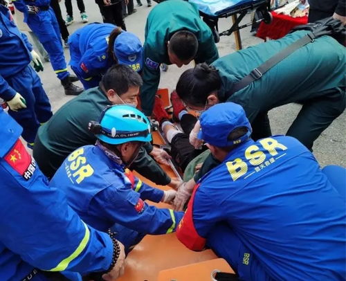 險(xiǎn)峰顯大愛 志愿者攀山越嶺成功救援受傷少年
